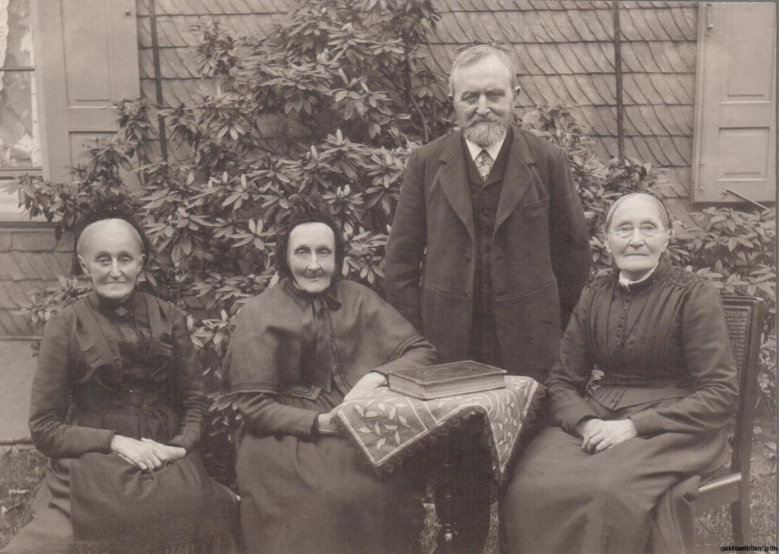 1909 Ernst Pickhardt sen mit seinen Schwestern im Garten Kaiserstr. 75 Gummersbach